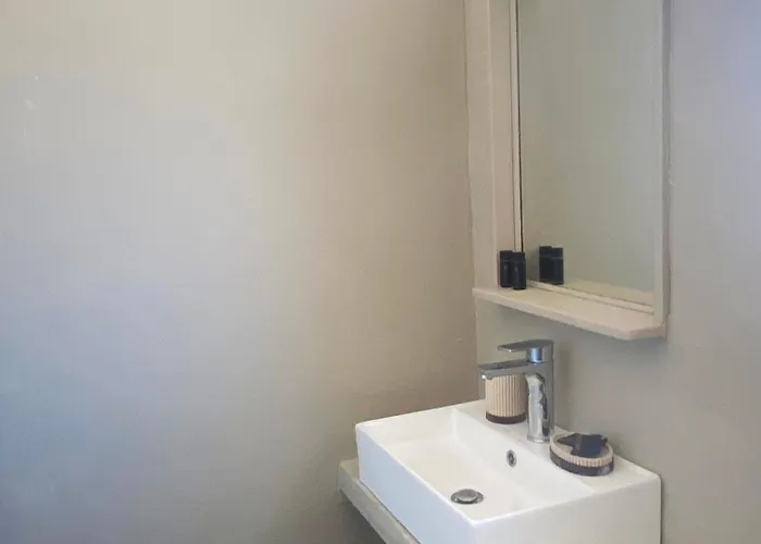 Agnadi Syros Beachfront & فندق Mégas Yialós-Nítes