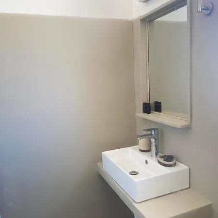 Agnadi Syros Beachfront & فندق Mégas Yialós-Nítes